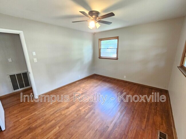 Building Photo - 2000 Nandina Dr