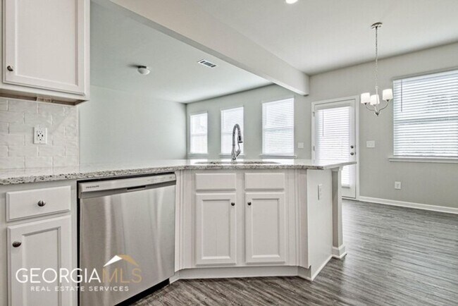 Building Photo - Prime Newnan Location! 2023 build, 3 bedroom townhome within walking distance to Downtown, The LI...