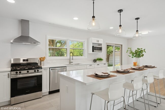 Building Photo - 30 Crescent Dr