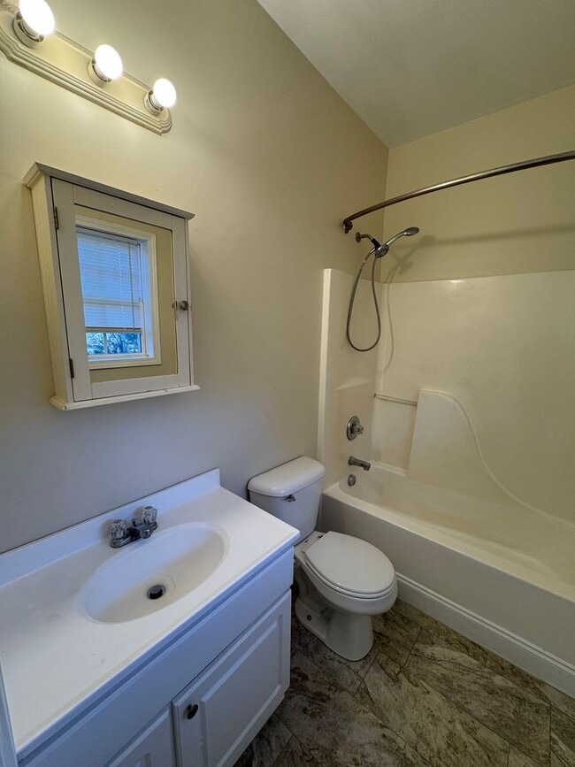 Building Photo - Nice 3/2 House in Silver Creek with bonus rooms- $1,495