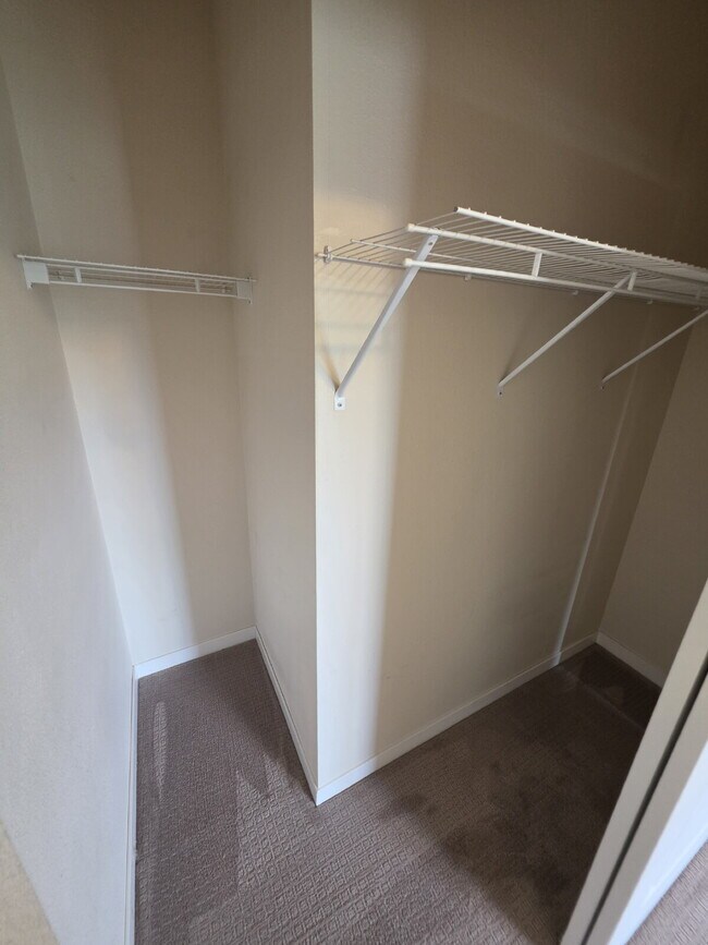 Building Photo - 2 Bedroom | 1 Bathroom 3rd Floor Apartment Available RIGHT NOW!