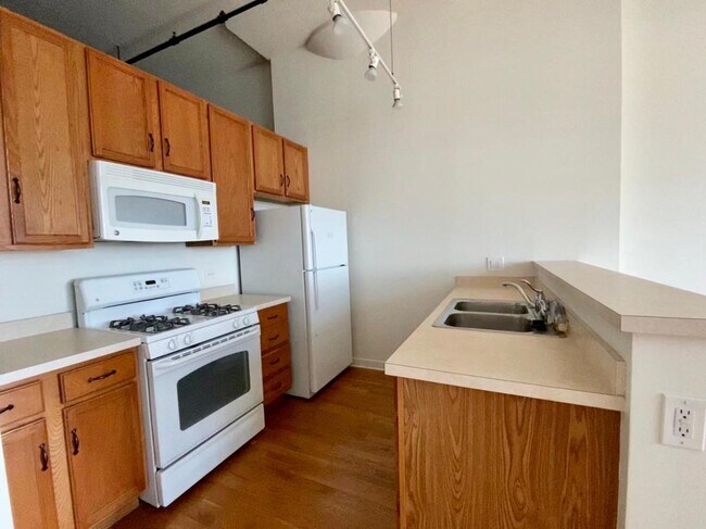 Older Appliances Pictured - 1224 W Van Buren St