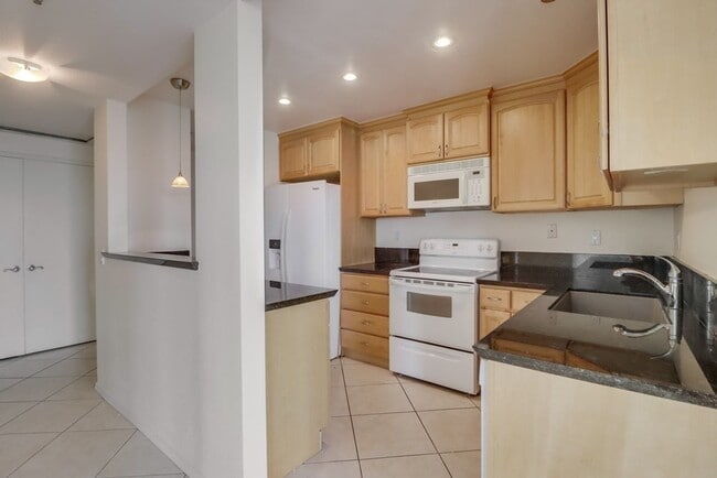 Building Photo - Amazing 2 Bedroom in Bankers Hill