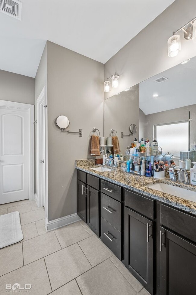 Building Photo - 331 N Hampton St