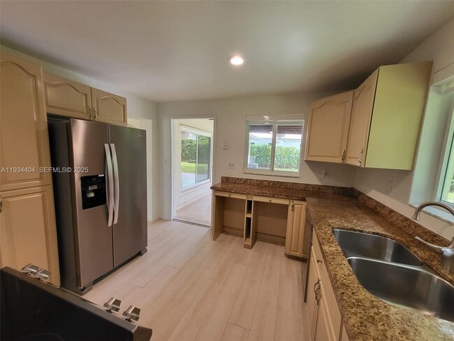 Building Photo - 825 Cremona Ave