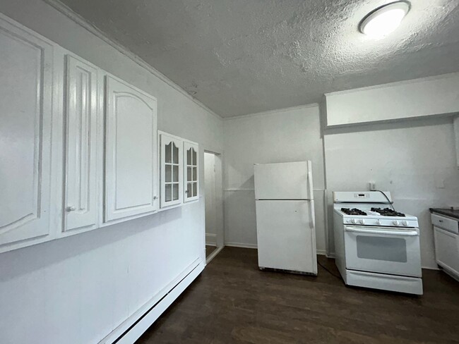 Building Photo - 5 bed 2 bath