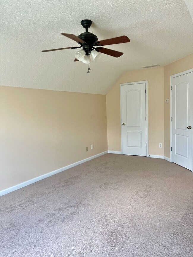 Building Photo - Ranch Home Located Minutes to Downtown Dallas