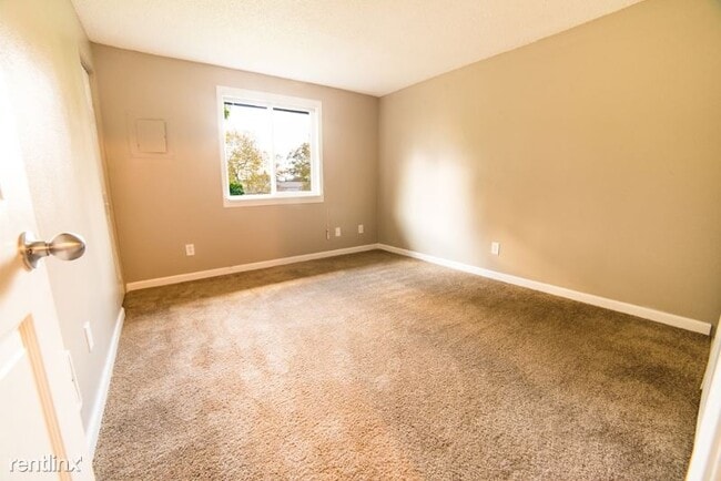 Building Photo - 3 br, 1 bath Apartment - 3660 SW 117th Ave