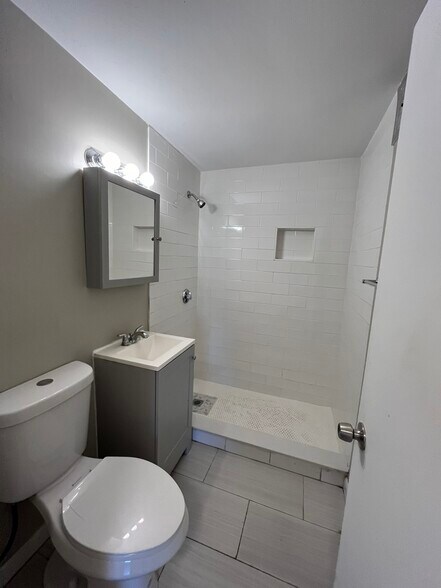 Building Photo - 38 Evergreen St