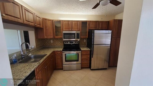 Building Photo - 2767 Carambola Cir N