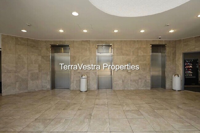 Building Photo - 1 Bed in Barclay Towers! Eligible for $500 Security deposit.