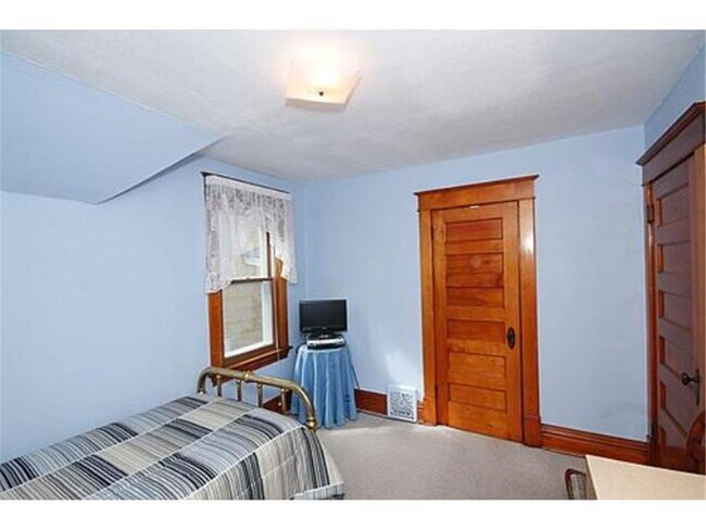 Building Photo - 4 Bedroom 1 Bath Adorable Home in St. Paul