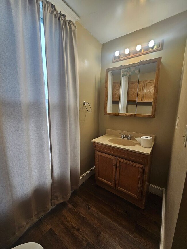 Building Photo - 929 Bridge