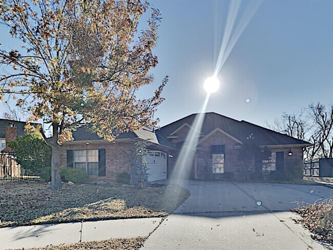 Building Photo - 6808 Sandlewood Dr
