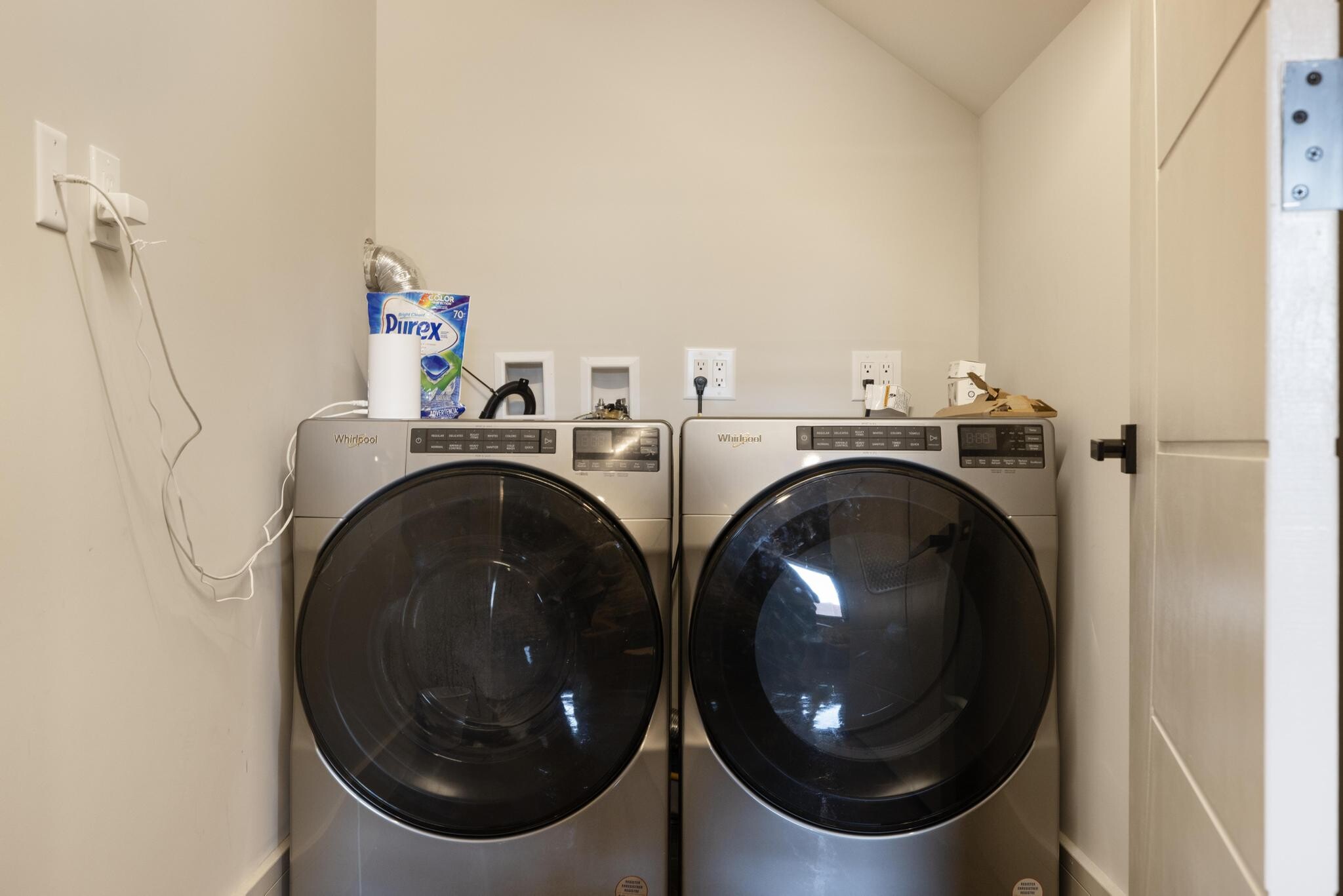 Building Photo - 18 Bank St