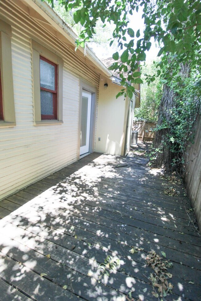 Building Photo - 436 W Rosewood Ave