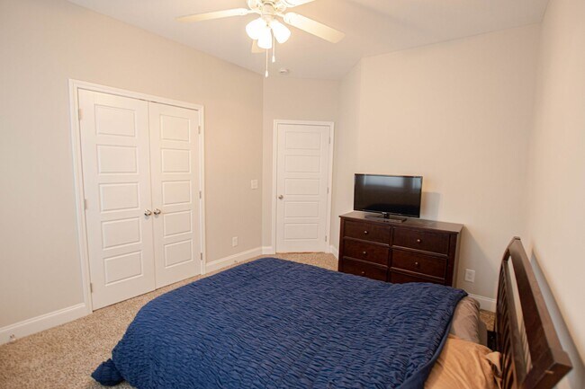 Building Photo - Pet Friendly in Eagle's Bluff!