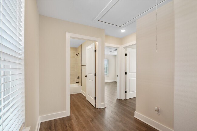 Building Photo - 1206 S Victory Dr