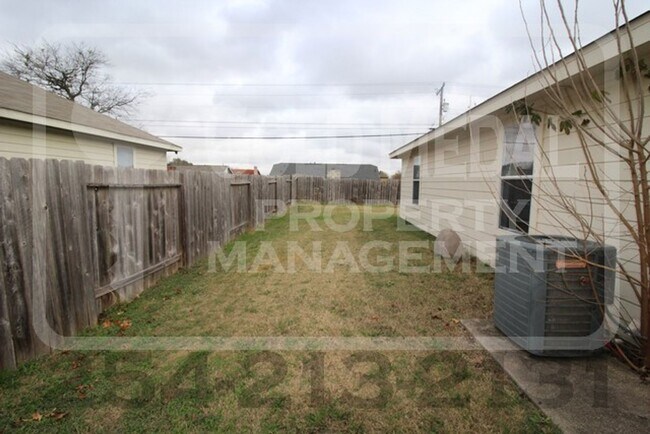 Building Photo - 4003 Cambridge Dr