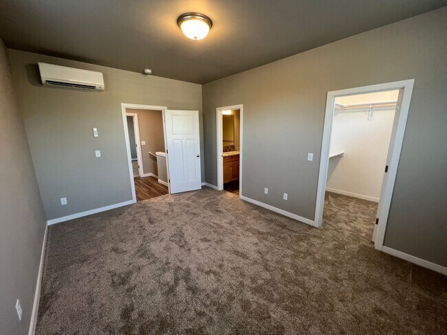 Building Photo - NEW 4 Bedroom / 4.5 Bath Townhome. A/C in every bedroom