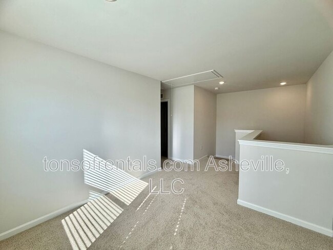Building Photo - 216 Vly Breeze Rd