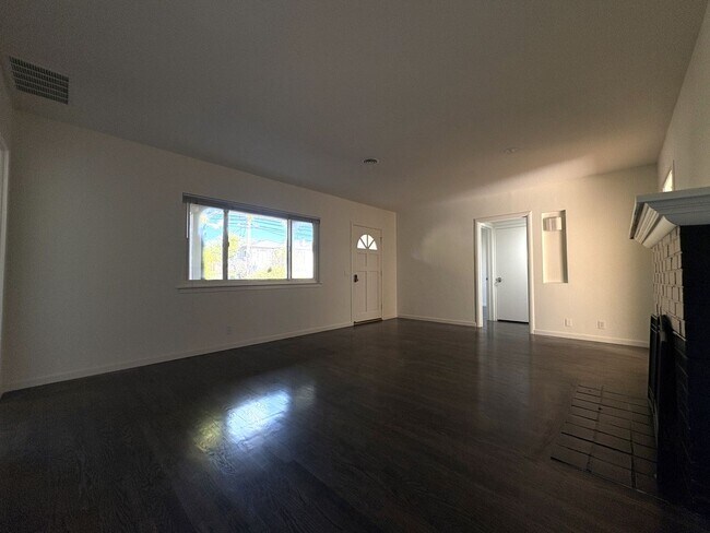 Building Photo - Charming 2 Bedroom, 2 Bathroom Home in Redwood City