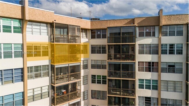 Building Photo - 1400 St Charles Pl