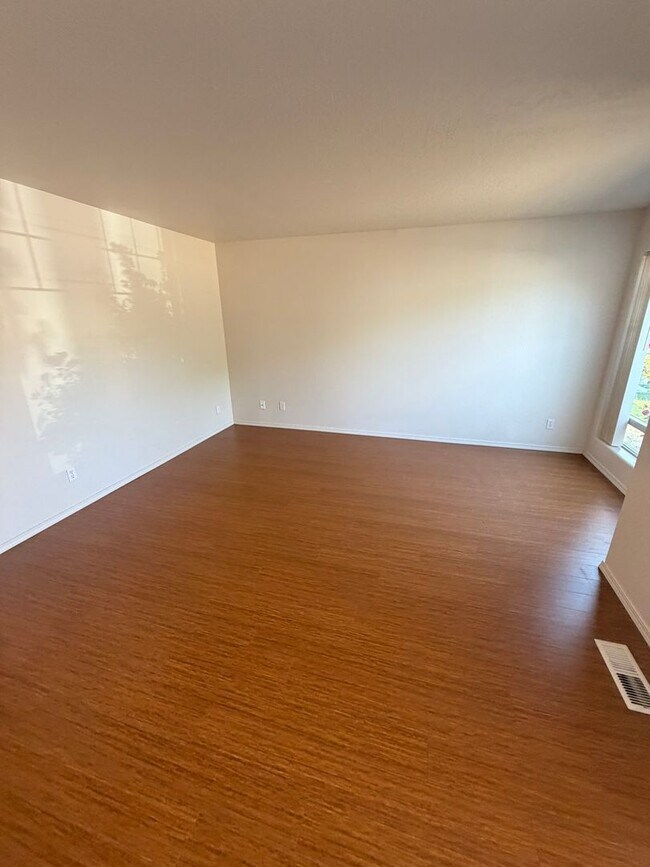 Building Photo - 4 Bedroom House near Timber Ridge school!