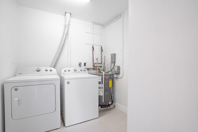 Building Photo - 2173 W Vina Del Mar Blvd