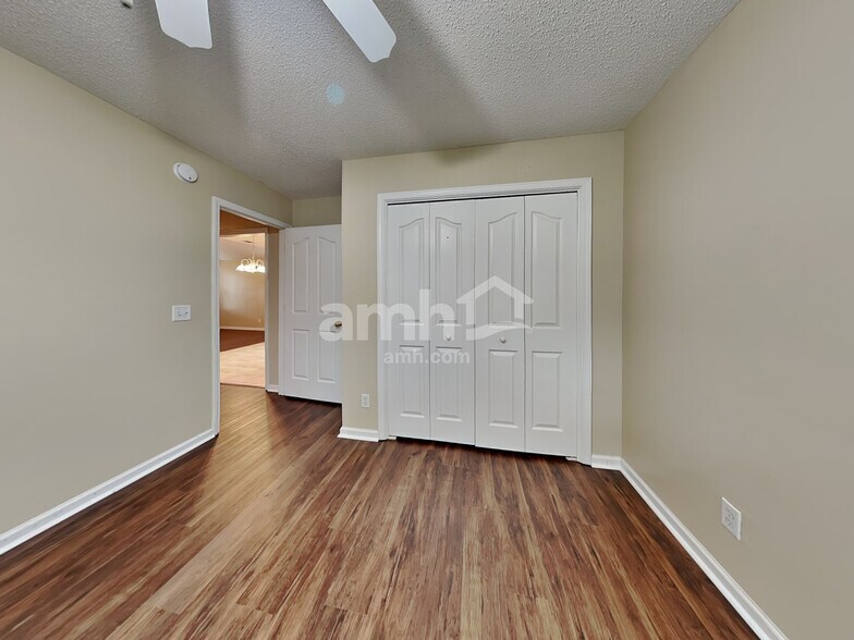 Building Photo - 420 Roberts Way