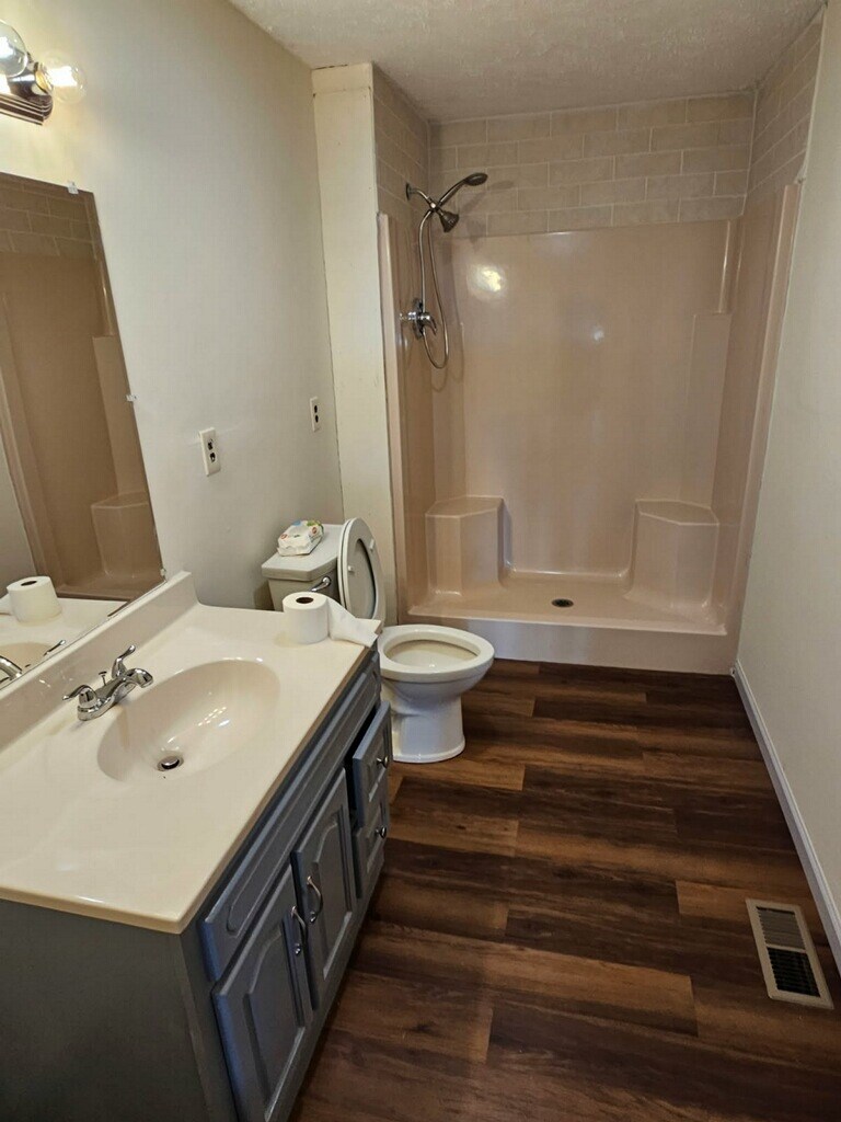 Building Photo - 560 Robinson Dr