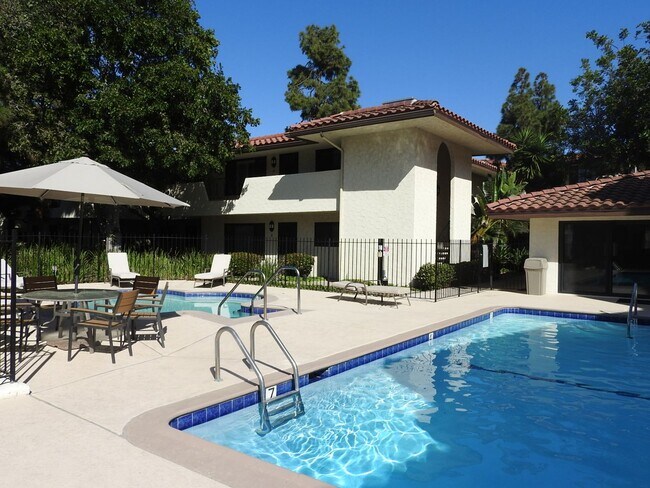 Building Photo - Lovely 2 bed 2bath with Stunning Views