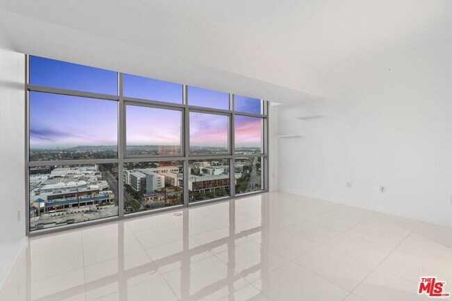 Building Photo - 13700 Marina Pointe Dr
