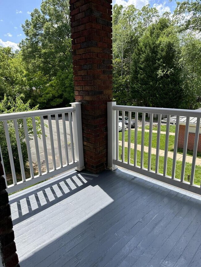 Building Photo - MOVE IN READY! Great Studio Apartment in Downtown Mooresville!