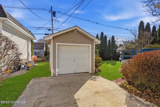 Building Photo - 304 Grassmere Avenue