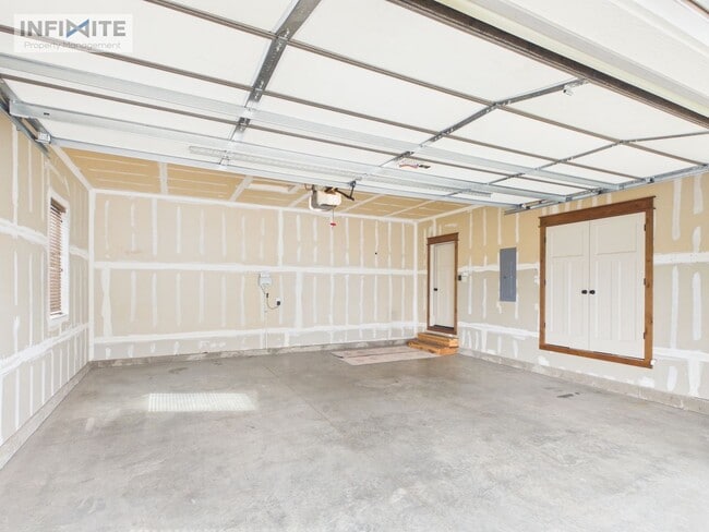 Building Photo - 4 Bedroom Home with Spacious Yard