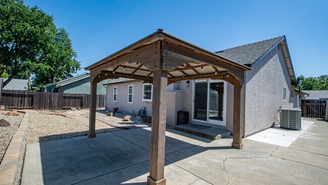 Building Photo - 3 Bedroom Home in Vacaville