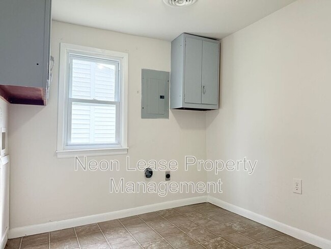 Building Photo - 745 Clarence St