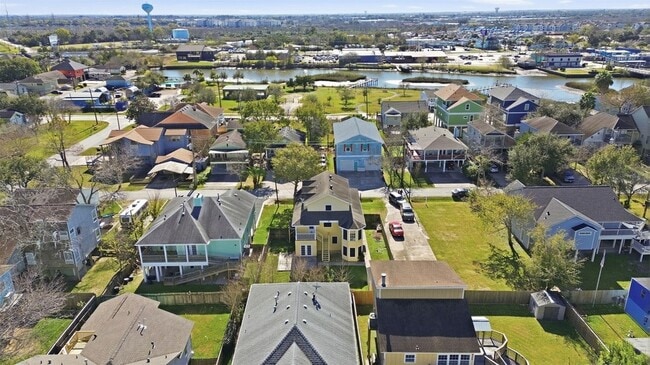 Building Photo - 818 Cedar Rd