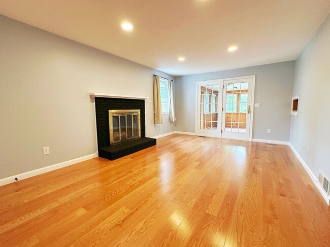 Building Photo - 10 Friar Tuck Ln