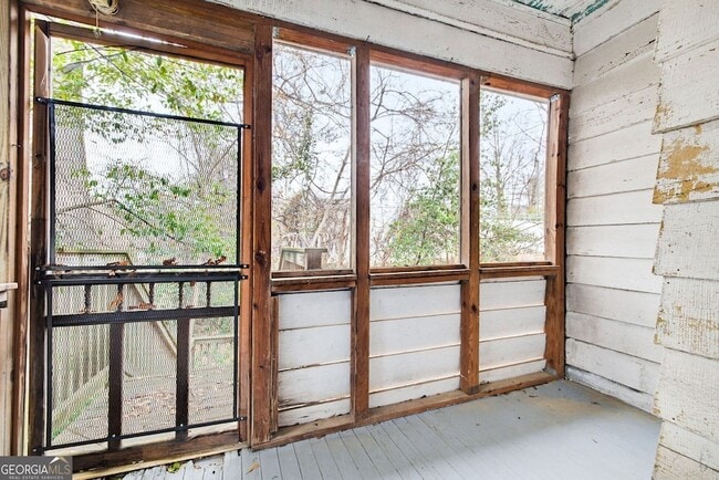 Building Photo - 114 E Maple St