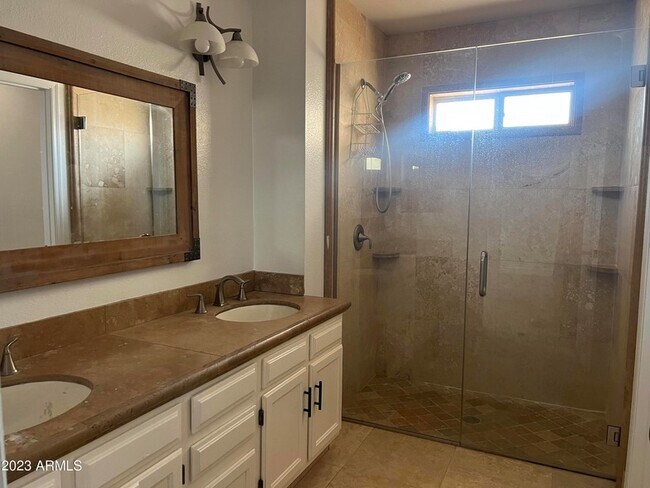 Building Photo - 1733 N La Rosa Dr