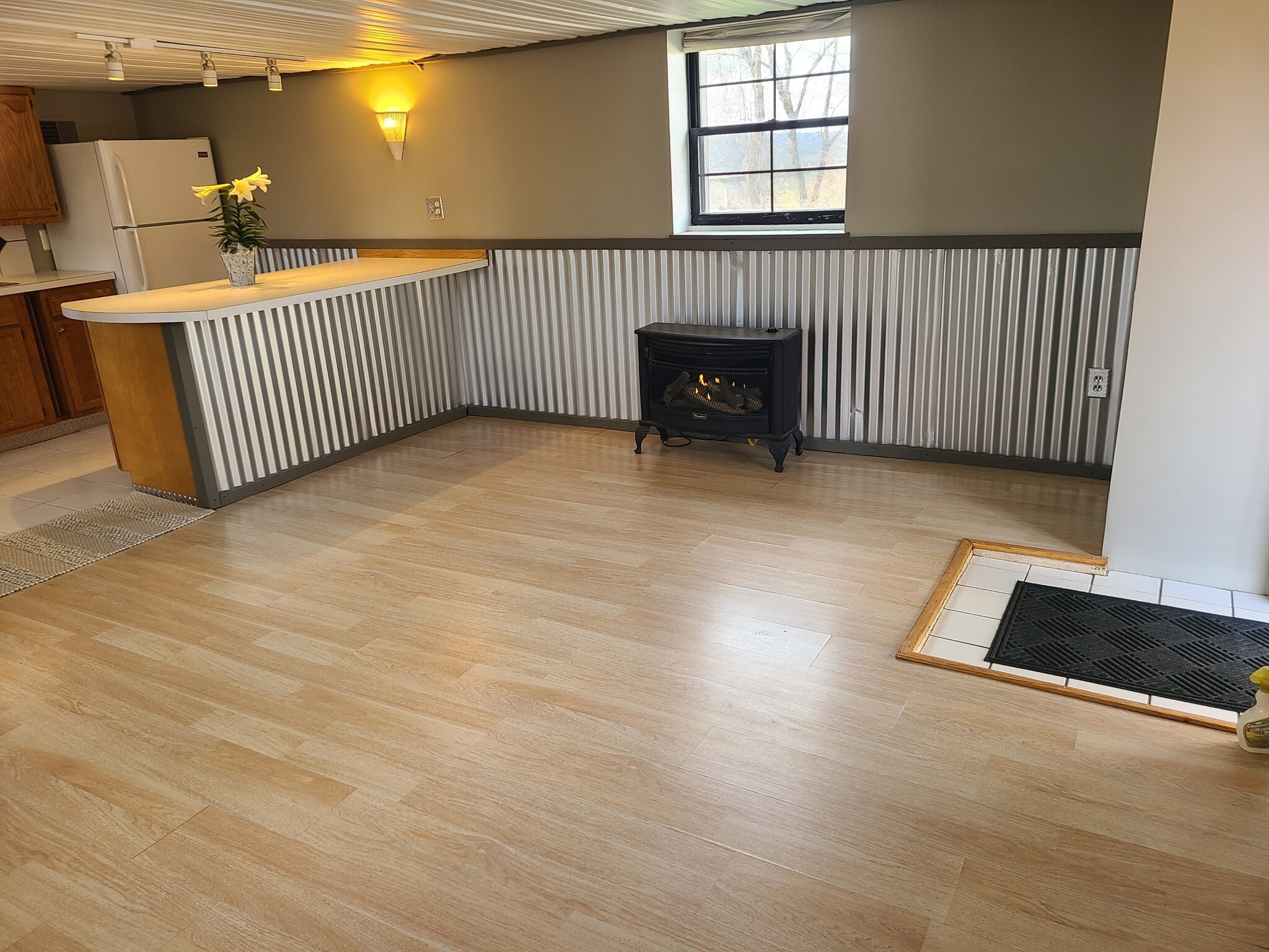 Living Room with fireplace - 277 Bluff St