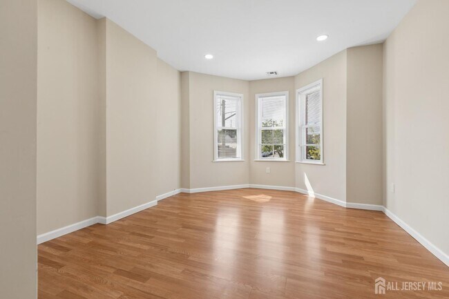 Building Photo - 327 Main St