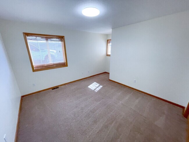 Building Photo - 3 bedroom, 2 bath House