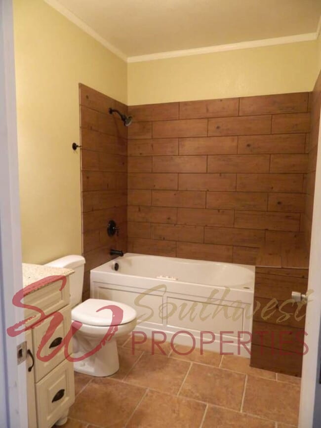 Building Photo - 2-Bedroom, 2-Bathroom Home with Huge Garage