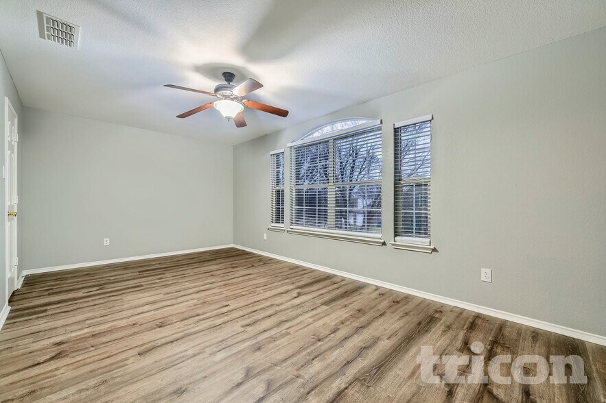 Building Photo - 220 Flatwood Dr