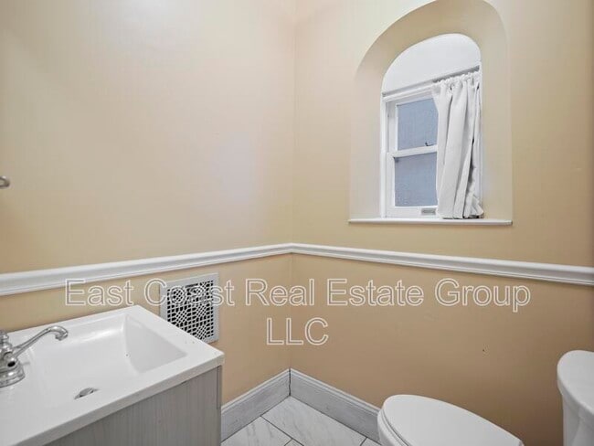 Building Photo - 448 Summit Ave