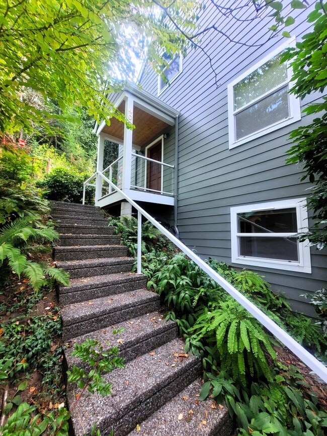 Building Photo - Beautiful South Hill Home with Bay Views 3...