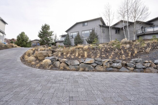 Building Photo - 2580 N W Awbrey Point Cir